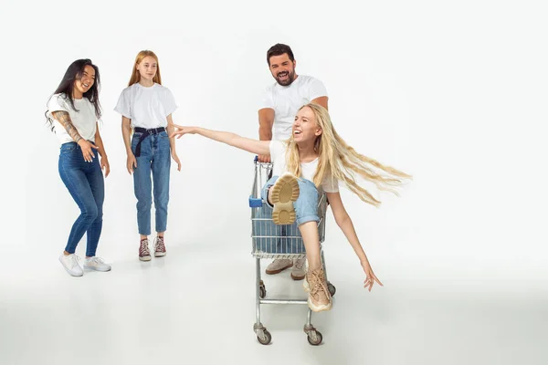 Gruppo di adorabili amici multietnici che si divertono isolati su sfondo bianco — Foto Stock