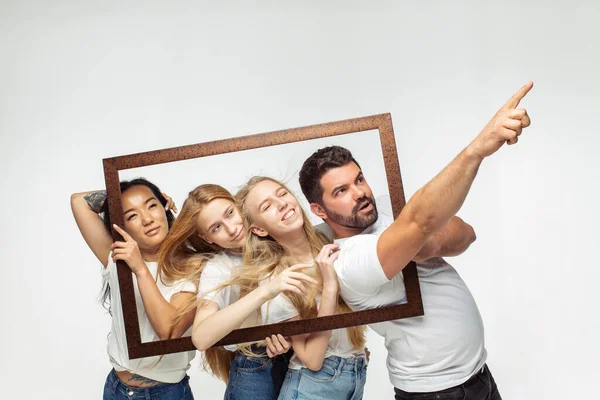Skupina rozkošných multietnických přátel baví izolované přes bílé pozadí studia — Stock fotografie