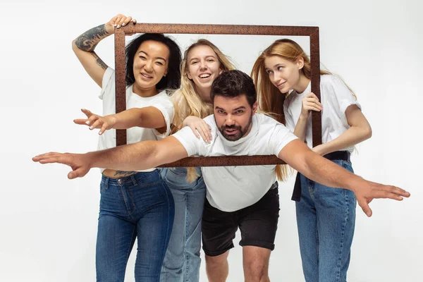 Grupo de adorables amigos multiétnicos que se divierten aislados sobre fondo de estudio blanco — Foto de Stock