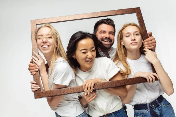 Gruppo di adorabili amici multietnici che si divertono isolati su sfondo bianco — Foto Stock