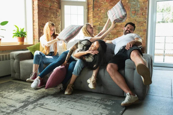 Grupo de adorables amigos multiétnicos que se divierten en casa fondo interior — Foto de Stock