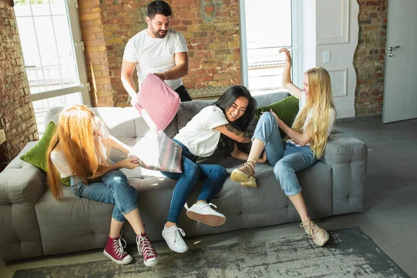 Grupo de adorables amigos multiétnicos que se divierten en casa fondo interior —  Fotos de Stock