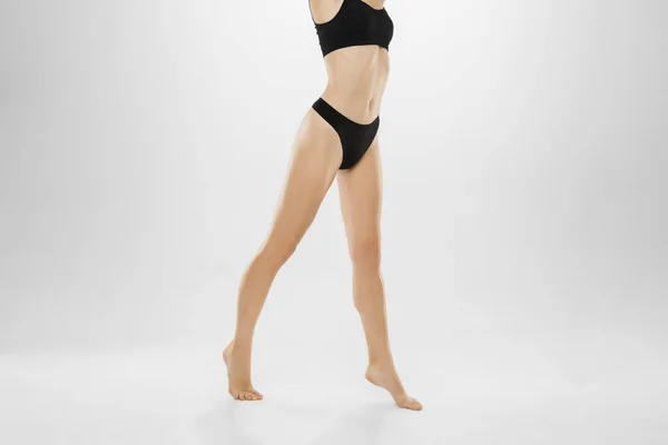 Pernas femininas bonitas e barriga isolada no fundo branco. Beleza, cosméticos, spa, depilação, tratamento e conceito de fitness. — Fotografia de Stock