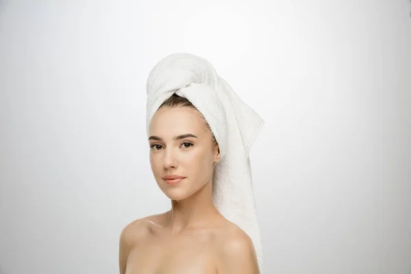 Ημέρα ομορφιάς. Γυναίκα φορώντας πετσέτα απομονωμένη σε λευκό φόντο στούντιο — Φωτογραφία Αρχείου