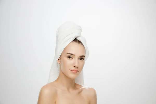 Schönheitstag. Frau trägt Handtuch isoliert auf weißem Studiohintergrund — Stockfoto