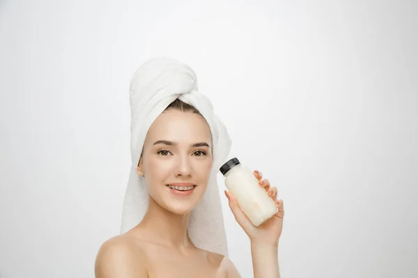 Día de la belleza. Mujer con toalla aislada sobre fondo blanco del estudio — Foto de Stock