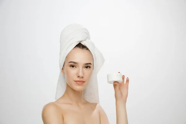 La journée beauté. Femme portant une serviette isolée sur fond de studio blanc — Photo