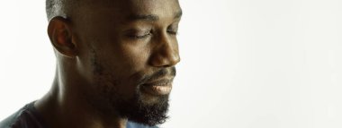 Afro-Amerikalı genç adamlar yakın çekim stüdyo arka planı, broşür