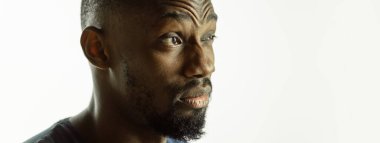 Afro-Amerikalı genç adamlar yakın çekim stüdyo arka planı, broşür