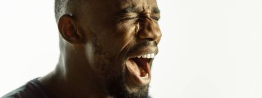 Afro-Amerikalı genç adamlar yakın çekim stüdyo arka planı, broşür