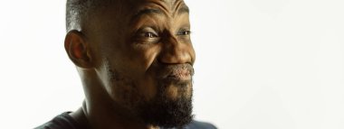 Afro-Amerikalı genç adamlar yakın çekim stüdyo arka planı, broşür