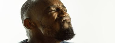 Afro-Amerikalı genç adamlar yakın çekim stüdyo arka planı, broşür