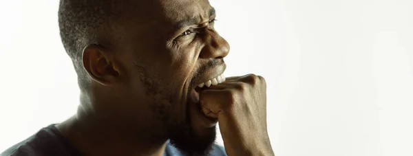 Afro-Amerikaanse jonge mannen close-up schot op studio achtergrond, flyer — Stockfoto