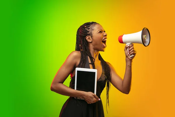 Retrato de mulher jovem em luz de néon no declive backgound. As emoções humanas, sexta-feira negra, segunda-feira cibernética, compras, vendas, conceito de finanças. — Fotografia de Stock