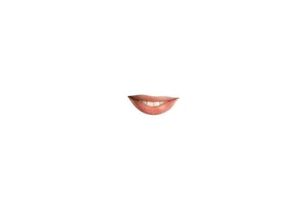 Nahaufnahme des weiblichen Mundes trägt roten Lippenstift isoliert auf weißem Studiohintergrund — Stockfoto