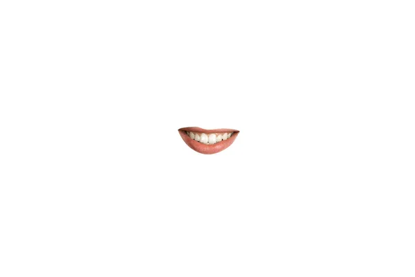 白いスタジオの背景に隔離された赤い口紅を身に着けている女性の口のクローズアップビュー — ストック写真