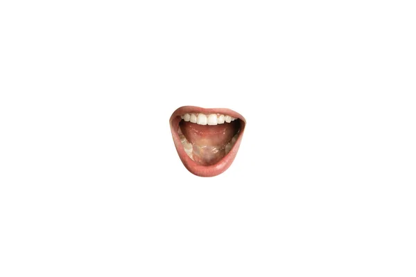 흰 스튜디오 배경에 고립되어 있는 빨간 립스틱 을 낀 암컷 입의 근접 사진 — 스톡 사진