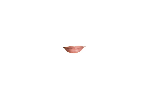 Крупный план женского рта с красной помадой на белом фоне студии — стоковое фото
