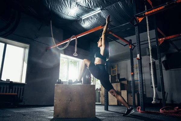 Die Athletin trainiert hart in der Turnhalle. Fitness und gesundes Leben. — Stockfoto