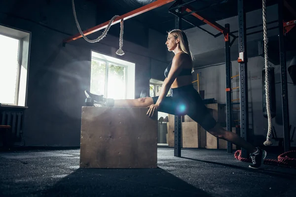 De vrouwelijke atleet training hard in de sportschool. Fitness en gezond leven concept. — Stockfoto