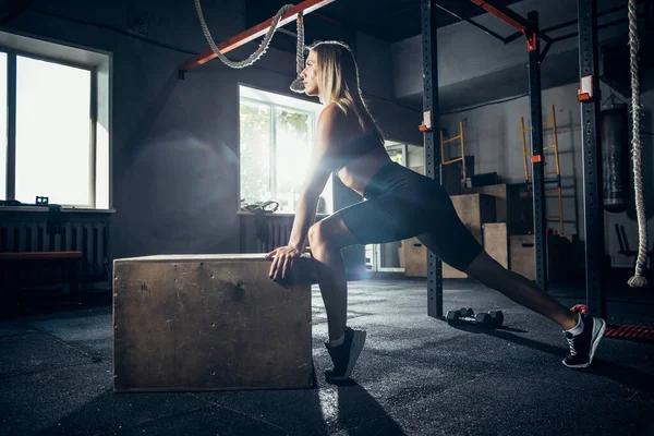 La atleta entrenando duro en el gimnasio. Fitness y concepto de vida saludable. — Foto de Stock