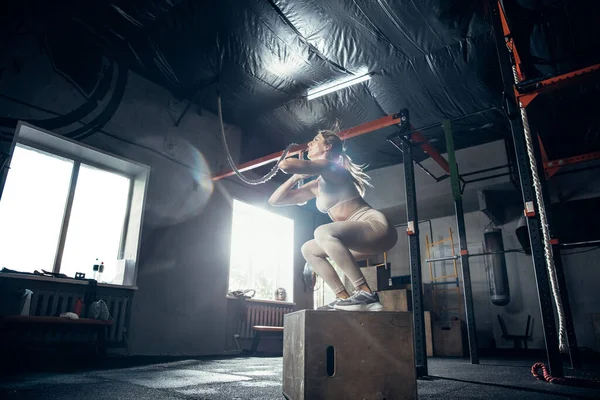 La atleta entrenando duro en el gimnasio. Fitness y concepto de vida saludable. — Foto de Stock