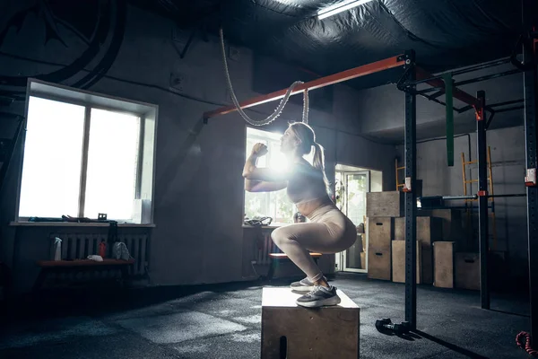 La atleta entrenando duro en el gimnasio. Fitness y concepto de vida saludable. — Foto de Stock