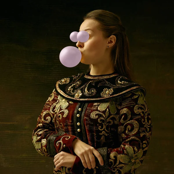 Giovane donna medievale come duchessa, sguardo surreale con bocca invece occhi — Foto Stock