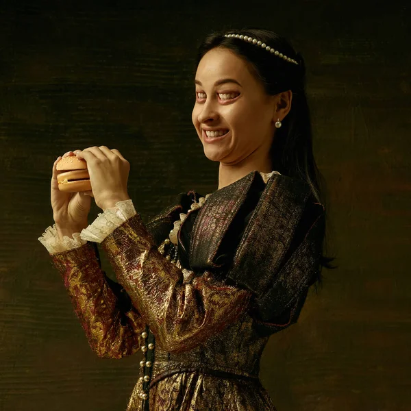 Mittelalterliche junge Frau als Herzogin, surrealer Blick mit Mund statt Augen — Stockfoto