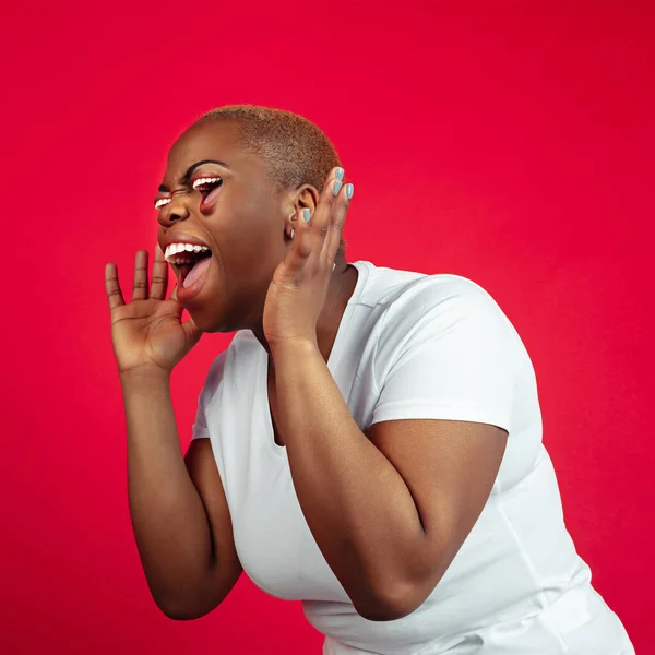 Portrait de femme afro-américaine isolé sur fond de studio — Photo