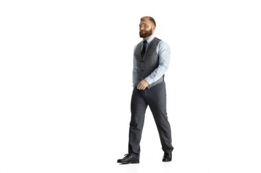 Beyaz stüdyo geçmişinden izole edilmiş neşeli yakışıklı iş adamı.