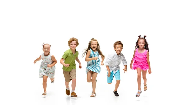 Gelukkig weinig Kaukasische kinderen springen en lopen geïsoleerd op witte achtergrond — Stockfoto