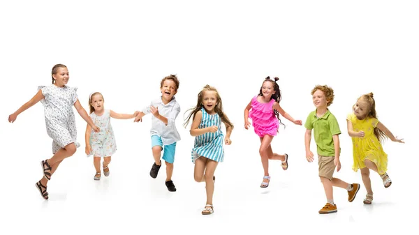 Glückliche kleine kaukasische Kinder springen und rennen isoliert auf weißem Hintergrund — Stockfoto