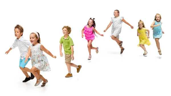 Gelukkig weinig Kaukasische kinderen springen en lopen geïsoleerd op witte achtergrond — Stockfoto