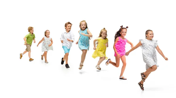 Щасливі маленькі кавказькі діти стрибають і бігають ізольовані на білому тлі — стокове фото