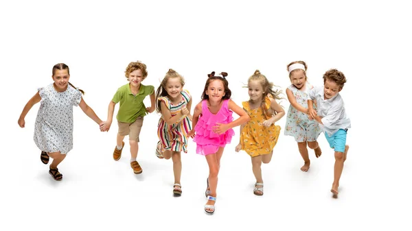 Feliz poco caucásico niños saltando y corriendo aislado sobre fondo blanco — Foto de Stock