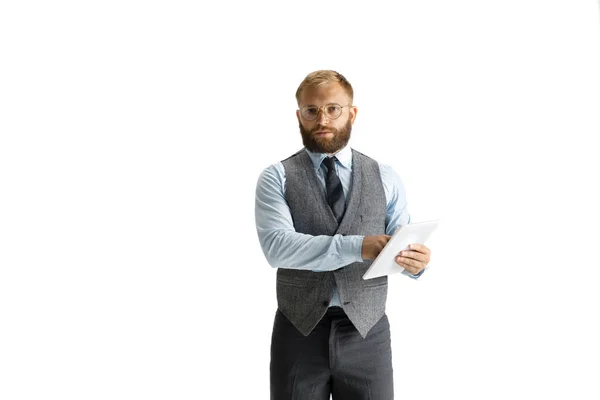 Веселый привлекательный бизнесмен изолирован на белом фоне студии — стоковое фото
