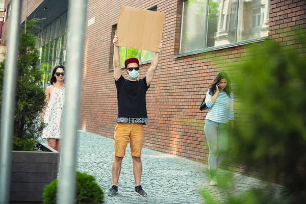 Koleś ze znakiem - mężczyzna protestuje przeciwko rzeczom, które go denerwują — Zdjęcie stockowe