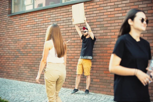 Koleś ze znakiem - mężczyzna protestuje przeciwko rzeczom, które go denerwują — Zdjęcie stockowe