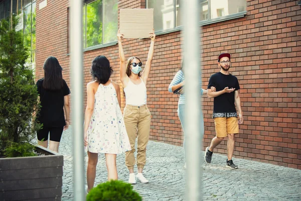 Tizio con segno - donna sta protestando contro le cose che la infastidiscono — Foto Stock