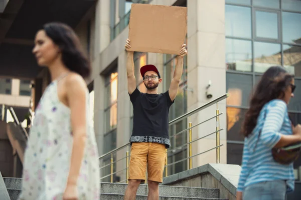Cara com sinal - homem se levanta protestando coisas que o irritam — Fotografia de Stock