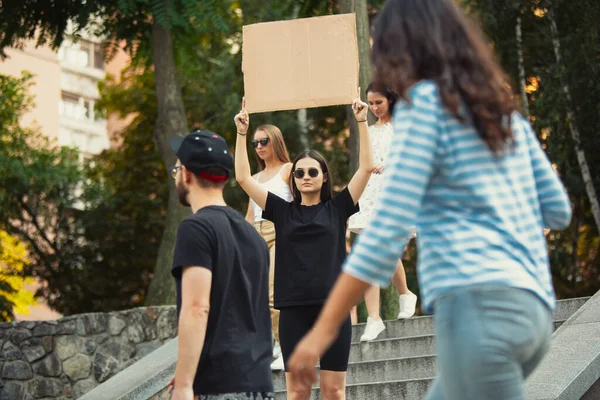 Cara com sinal - mulher se levanta protestando coisas que a irritam — Fotografia de Stock