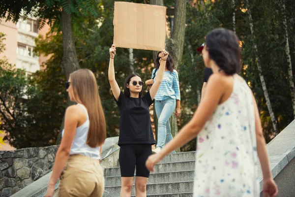 Tipo con signo - mujer de pie protestando cosas que la molestan — Foto de Stock