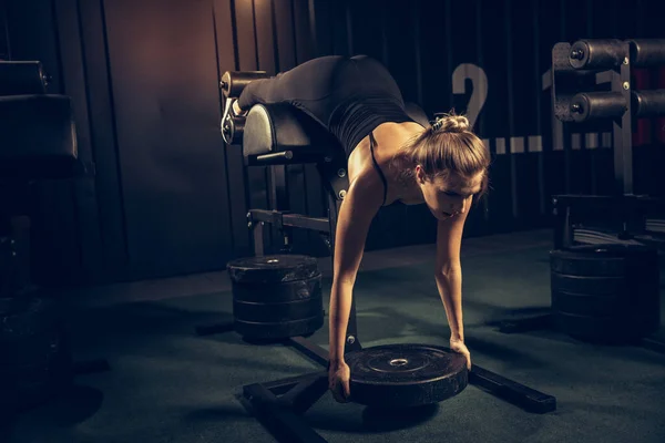 Spor salonunda sıkı çalışan bayan sporcu. Fitness ve sağlıklı yaşam konsepti. — Stok fotoğraf