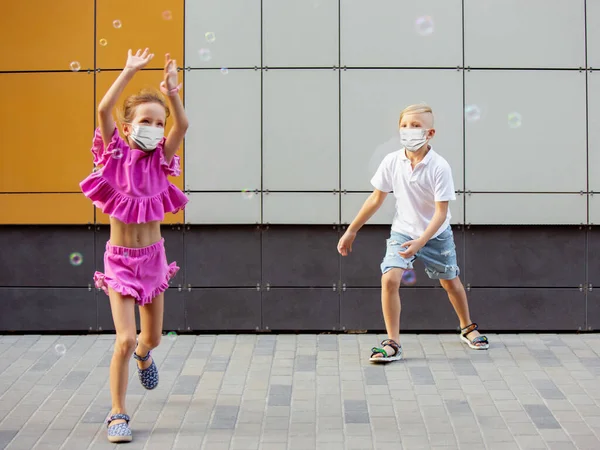 Crianças caucasianas felizes pulando e correndo na rua da cidade — Fotografia de Stock