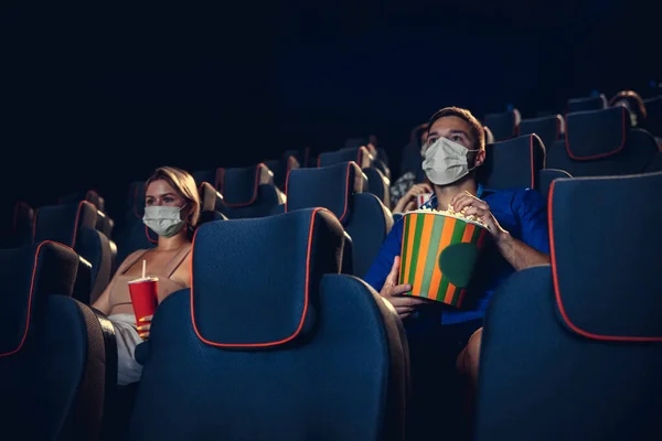 Cinema, cinema durante a quarentena. Regras de segurança da pandemia de coronavírus, distância social durante a exibição de filmes — Fotografia de Stock