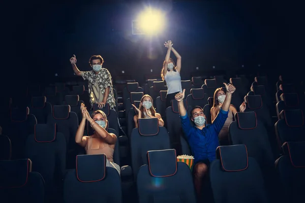 Mozi, mozi a karantén alatt. Coronavirus pandémiás biztonsági szabályok, társadalmi távolság filmnézés közben — Stock Fotó