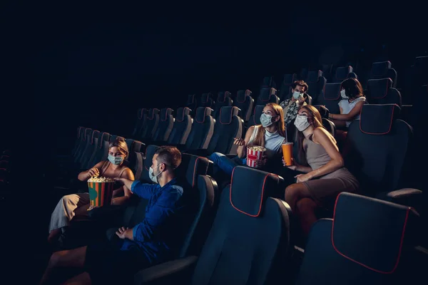 Kino, Kino während der Quarantäne. Sicherheitsregeln für die Coronavirus-Pandemie, soziale Distanz beim Kinobesuch — Stockfoto