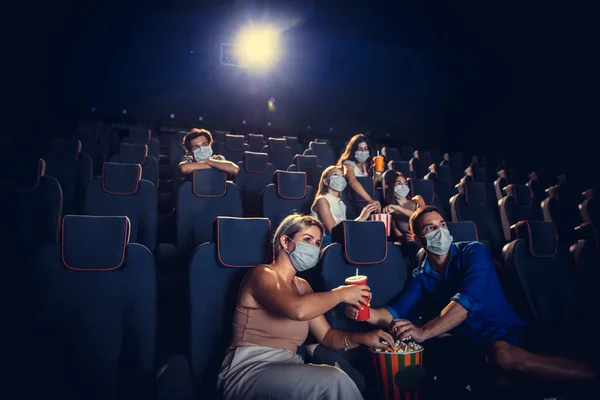 Cinema, cinema durante a quarentena. Regras de segurança da pandemia de coronavírus, distância social durante a exibição de filmes — Fotografia de Stock