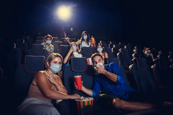 Sinema, karantina sırasında sinema. Coronavirus salgını güvenlik kuralları, film izlerken sosyal uzaklık — Stok fotoğraf